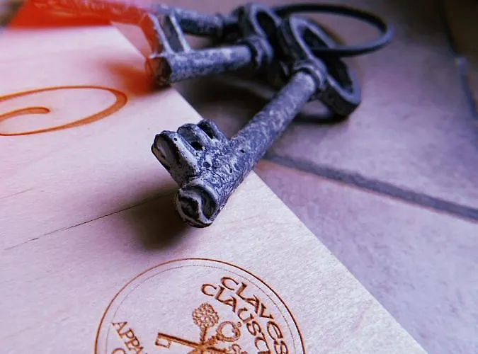 Claves Claustri - Storico Con Balcone 아파트 *