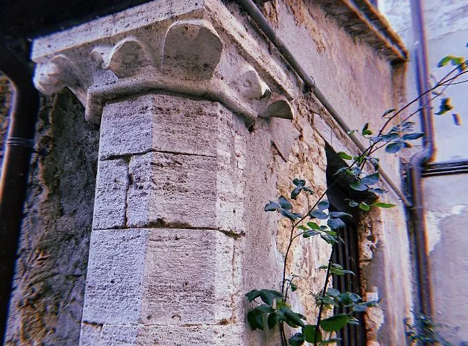 Claves Claustri - Storico Con Balcone 아파트 *