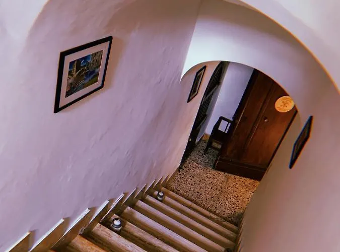 Claves Claustri - Storico Con Balcone 아파트